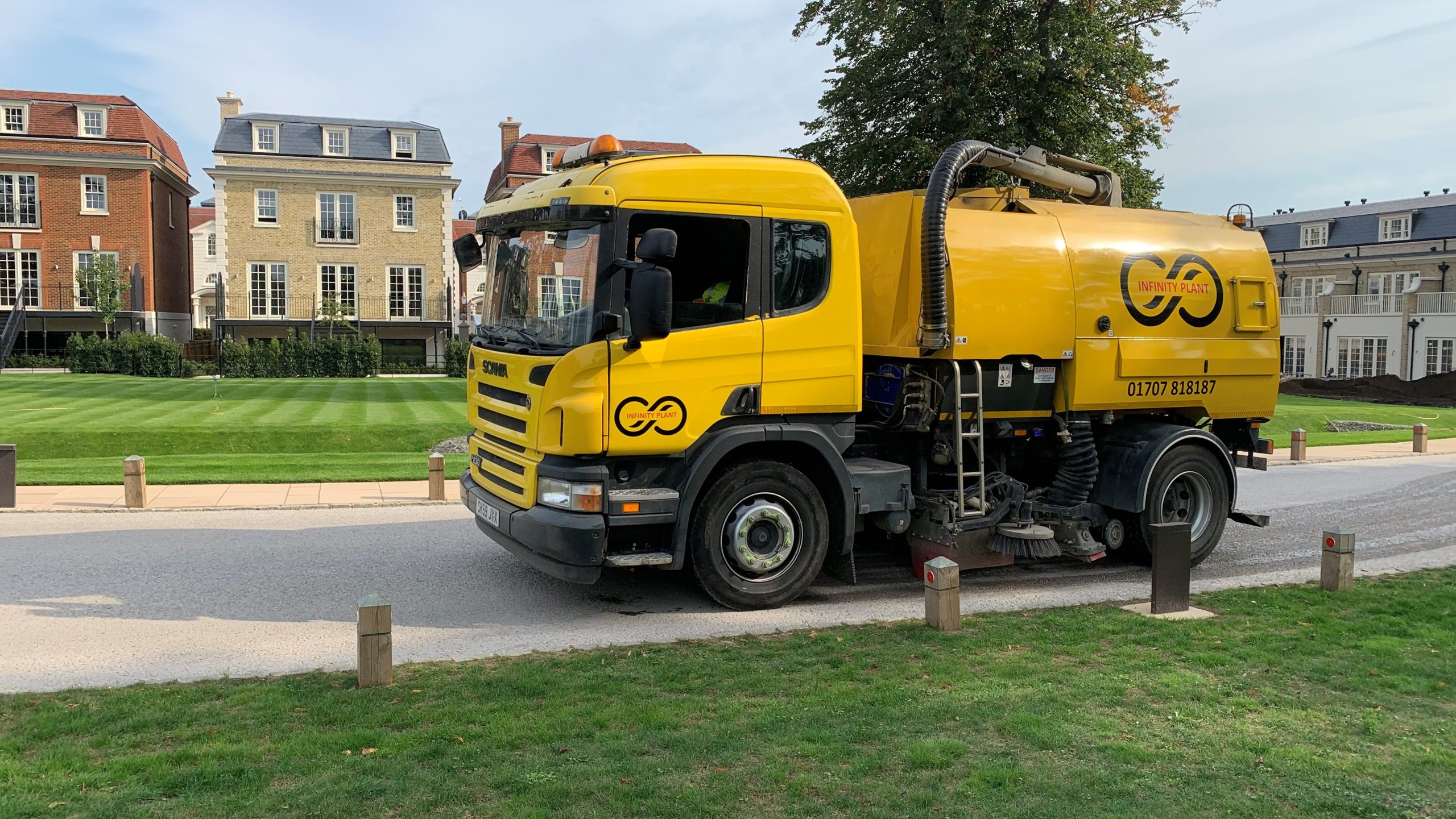 Heavy-duty road sweeper